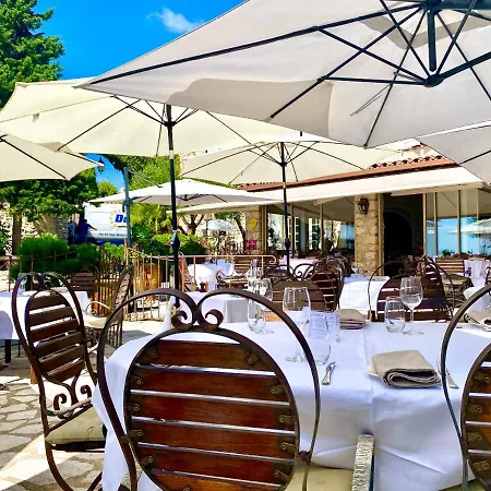 Du Vieux Chateau Hotel