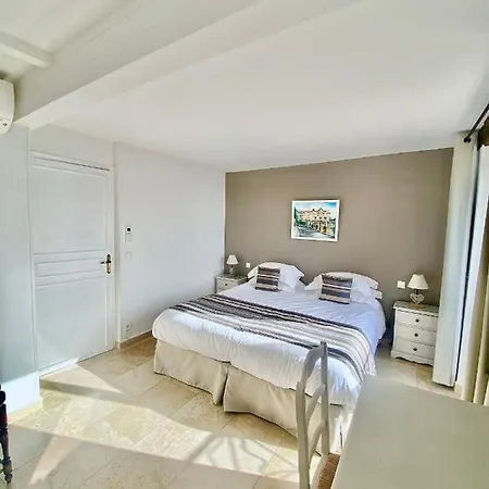 Du Vieux Chateau Hotel